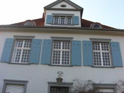 Weiße Fenster mit Sprossen