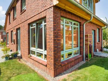 Blaue Fenster in Wohnhaus bei Hamburg