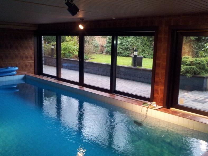Fenster am Schwimmbad innen