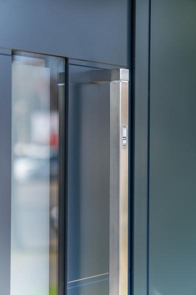 Tür mit Fingerscanner 