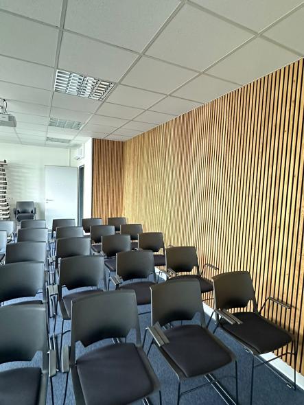 Lamellenwand Besprechungsraum 